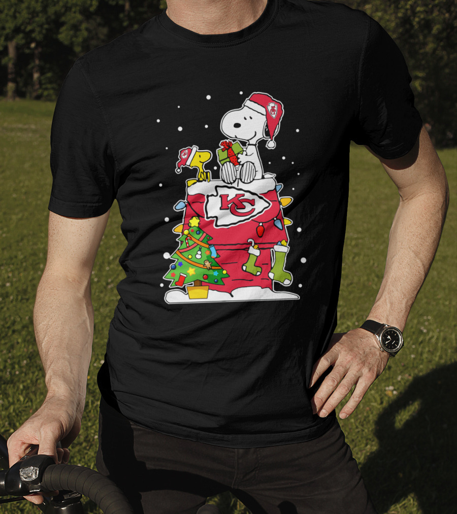 Kansas City Chiefs Snoopy Christmas Santa Hat Peanuts Woodstock Holiday Football T-Shirt