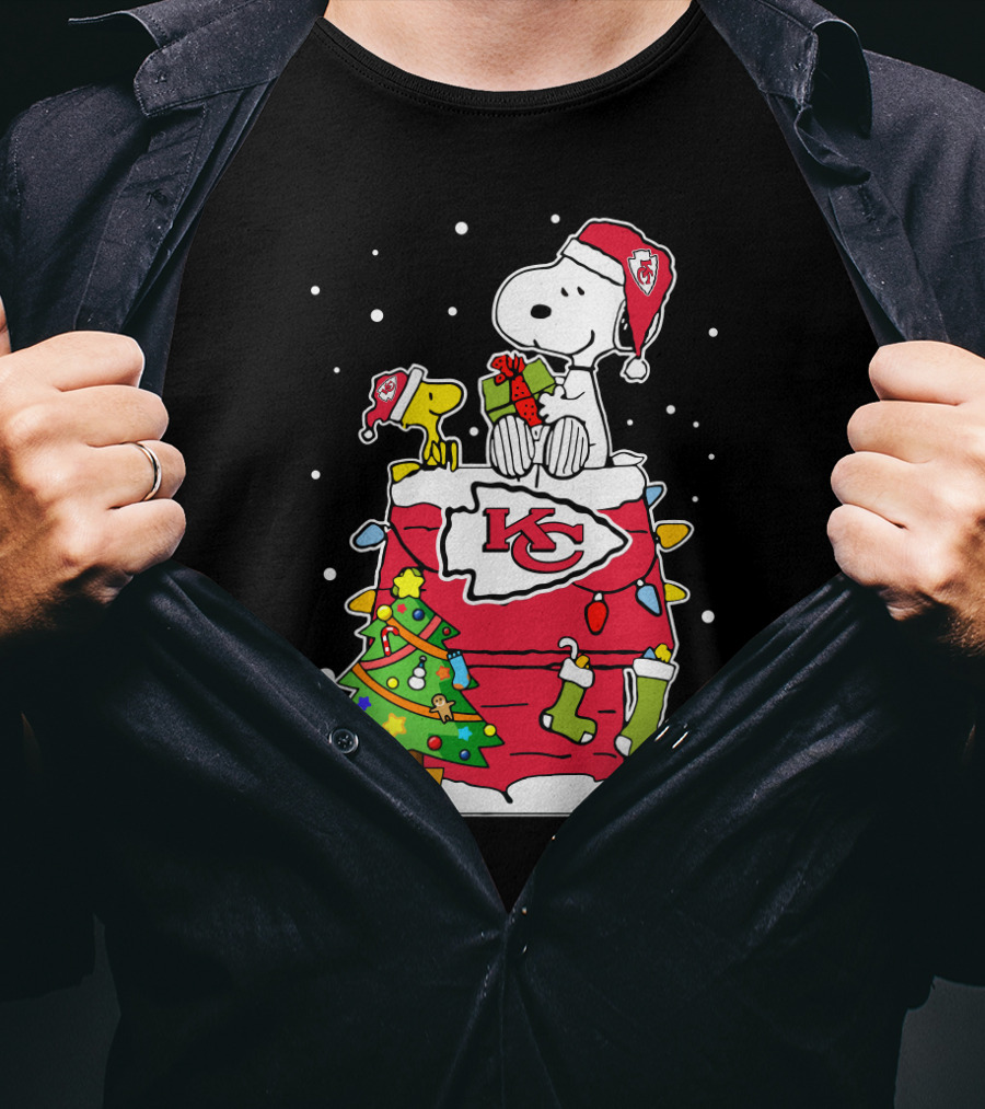 Kansas City Chiefs Snoopy Christmas Santa Hat Peanuts Woodstock Holiday Football T-Shirt
