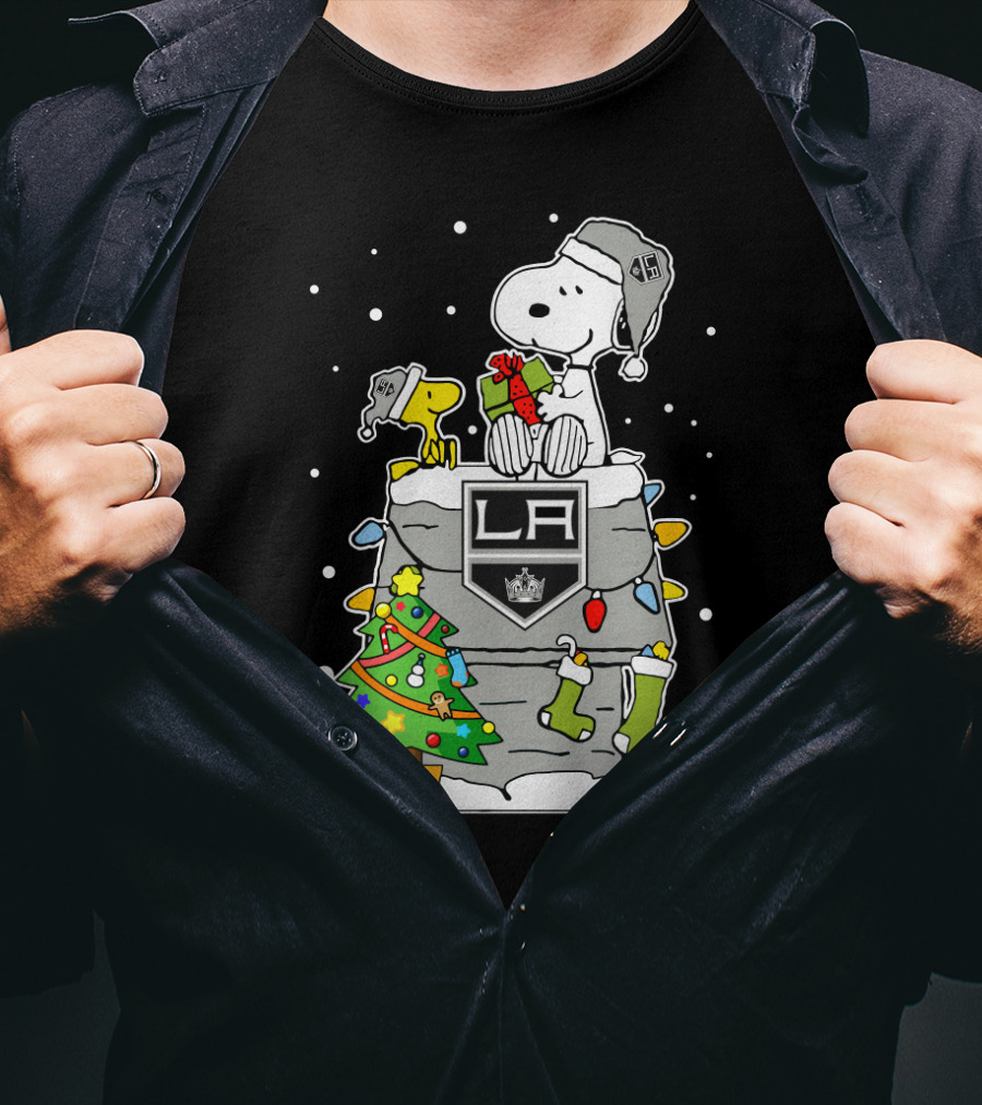 Los Angeles Kings Snoopy And Woodstock Christmas Gift Scene T-Shirt