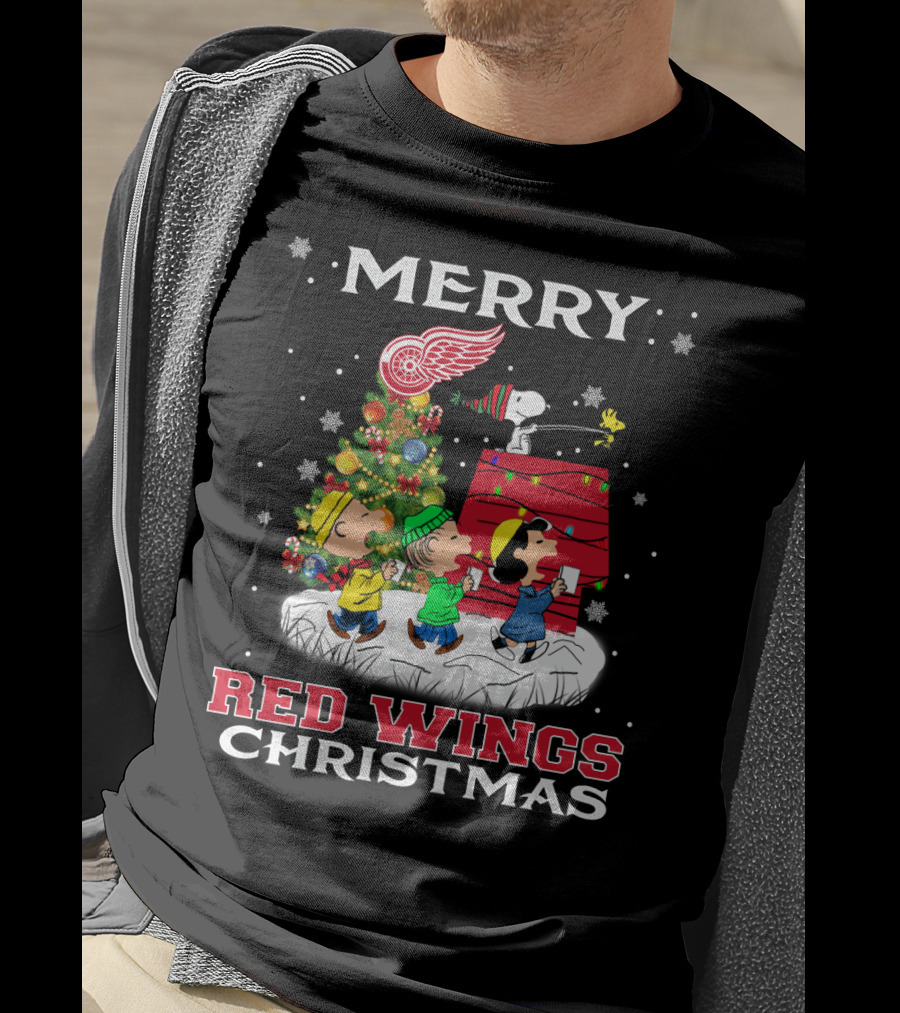 Merry Detroit Red Wings Christmas Featuring Snoopy And Peanuts Characters T-Shirt