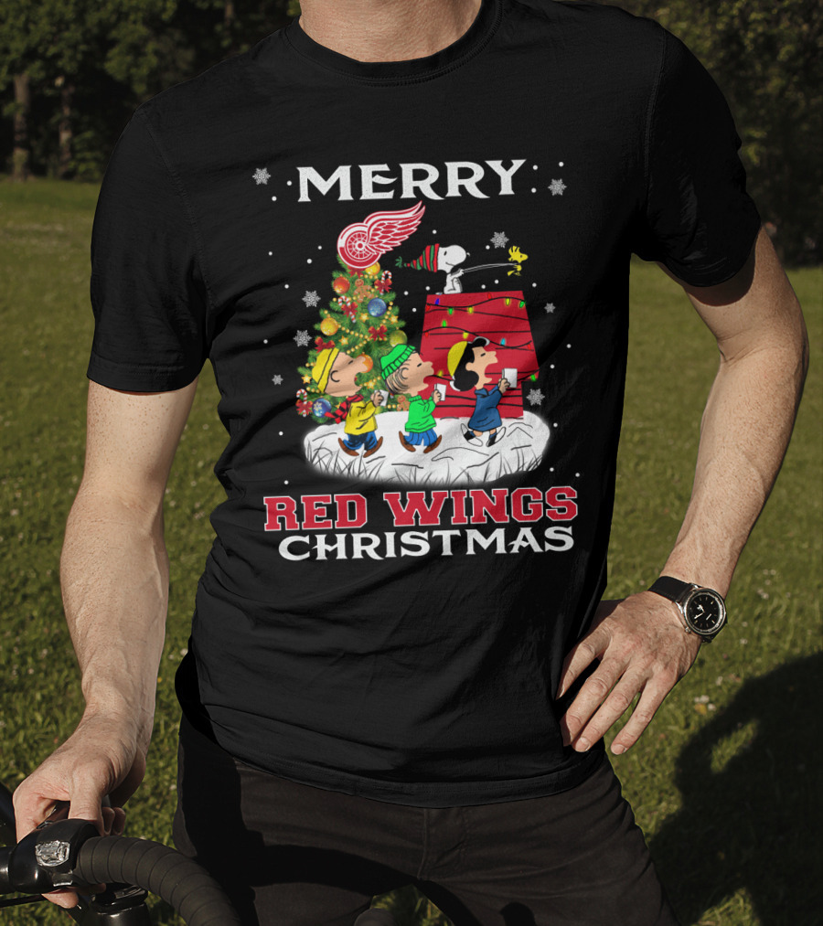 Merry Detroit Red Wings Christmas Featuring Snoopy And Peanuts Characters T-Shirt