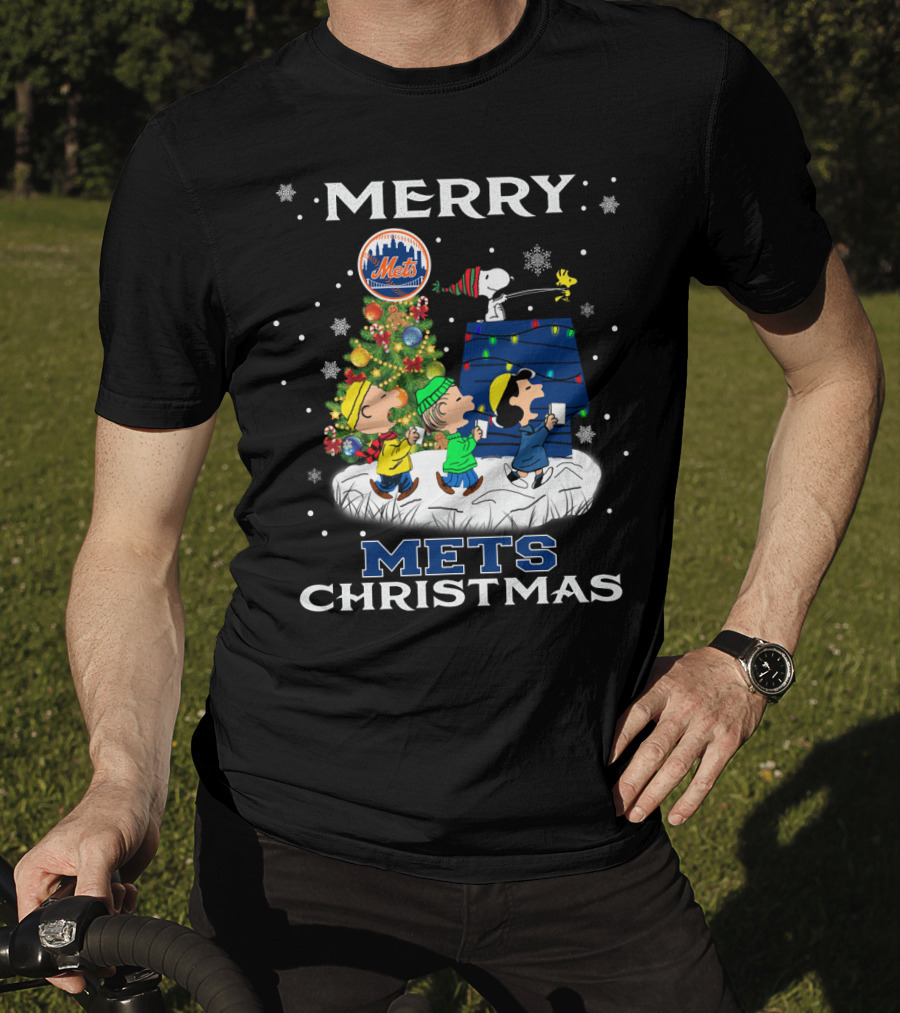 New York Mets Christmas Featuring Snoopy And Peanuts Characters T-Shirt