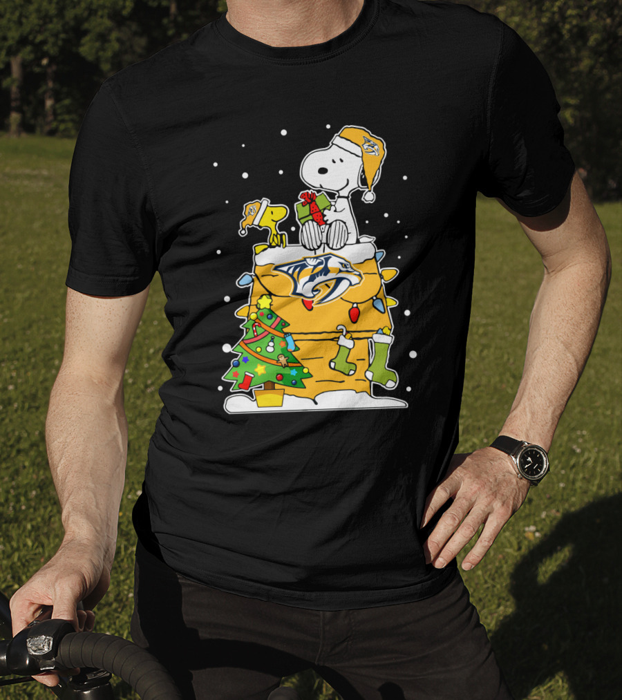 Nashville Predators Snoopy Christmas Doghouse With Woodstock And Holiday Decor T-Shirt