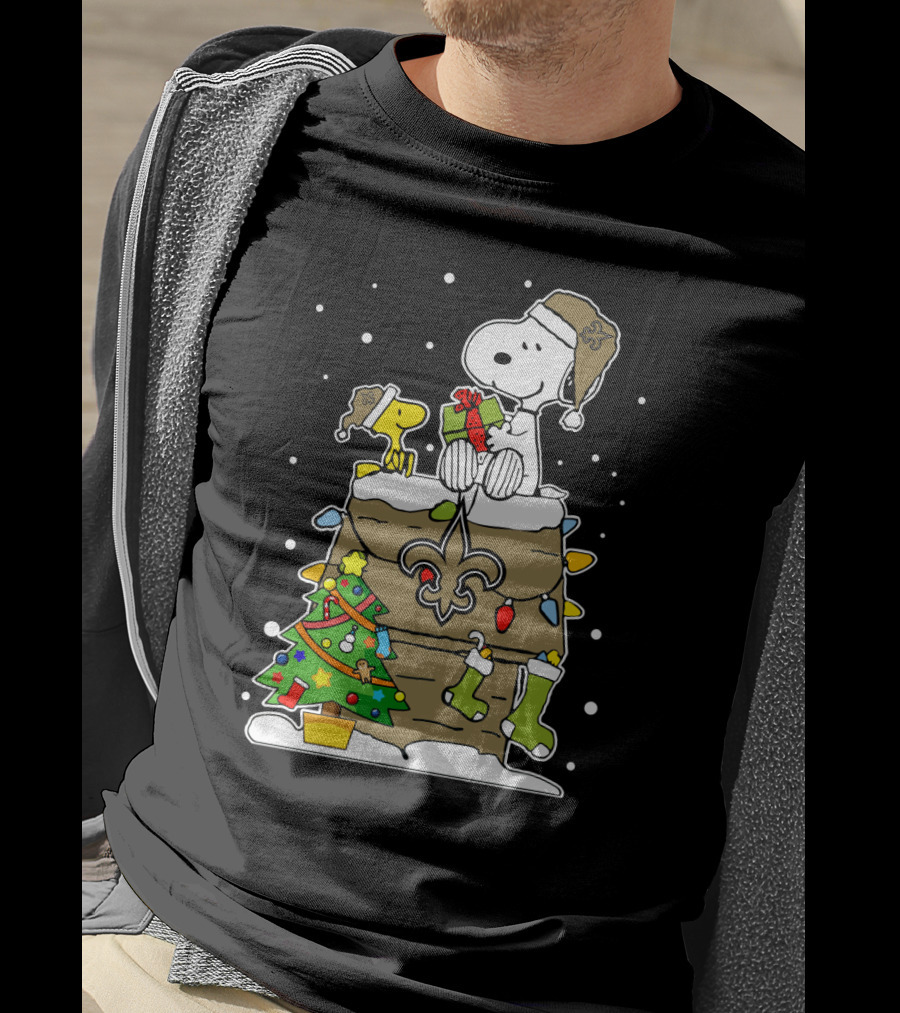 New Orleans Saints Snoopy Christmas Gift Decor With Doghouse And Stockings T-Shirt