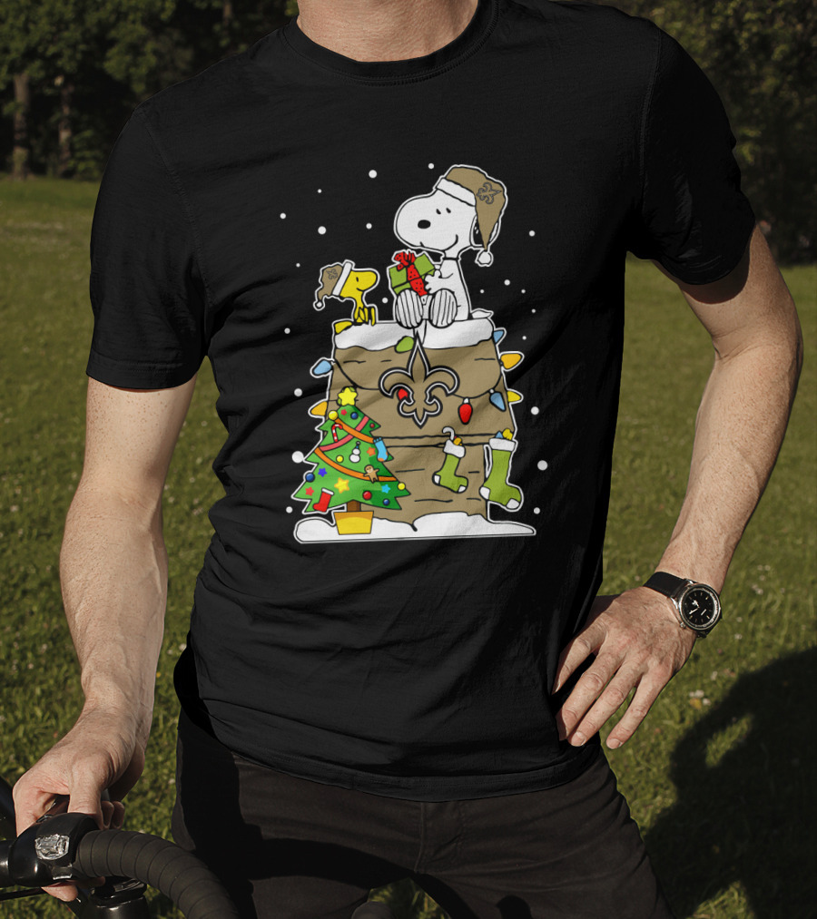 New Orleans Saints Snoopy Christmas Gift Decor With Doghouse And Stockings T-Shirt