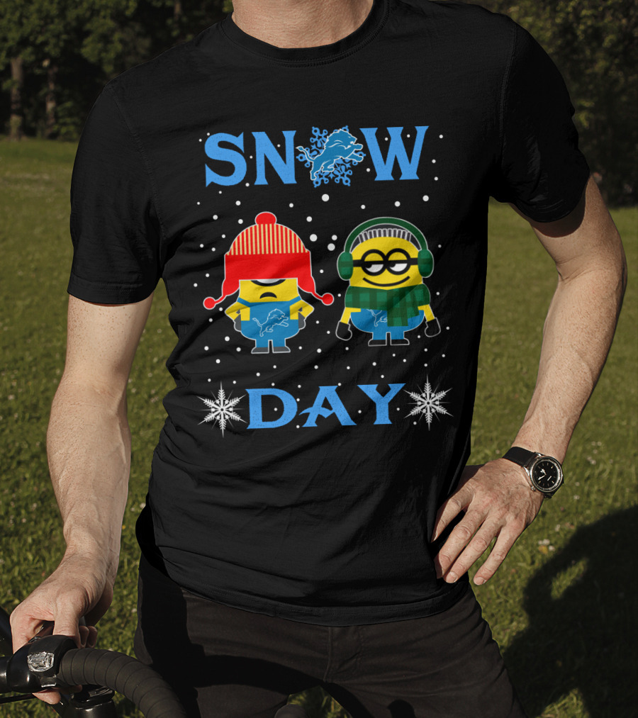 Snow Day With Detroit Lions Logo And Minions In Winter Gear T-Shirt
