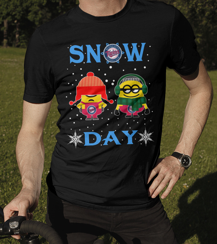 Minnesota Twins Snow Day Featuring Minions Fans In Winter Gear T-Shirt