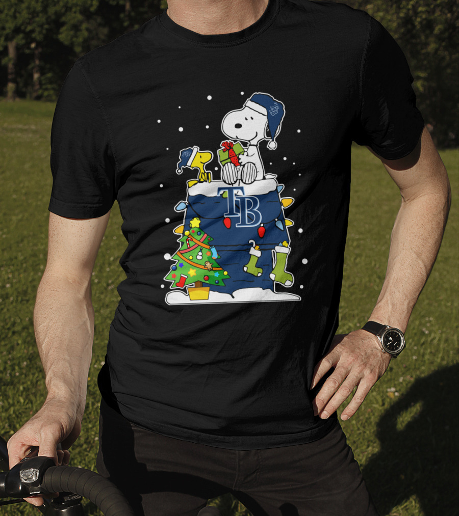 Tampa Bay Rays Snoopy Christmas Peanuts Gift Snowy Scene T-Shirt