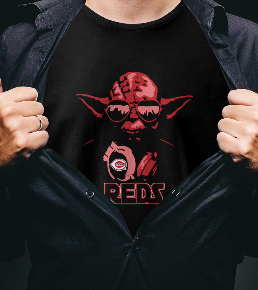 Yoda Star Wars Crossover With Cincinnati Reds Fans Iconic Reds T-Shirt