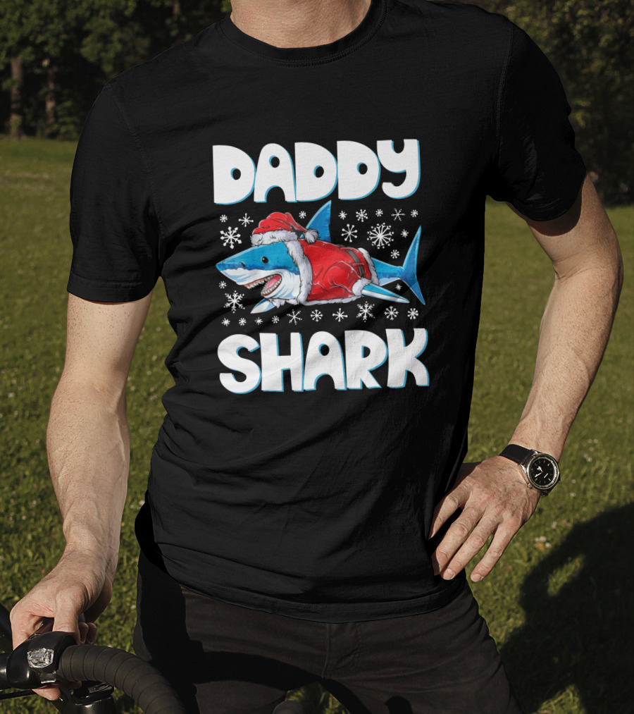 Daddy Shark Santa Hat Snowflakes Christmas T-Shirt