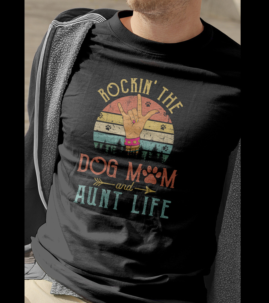 ROCKIN' THE DOG MOM AND AUNT LIFE Vintage Sunset Paw Print Peace Sign Retro Rainbow T-Shirt