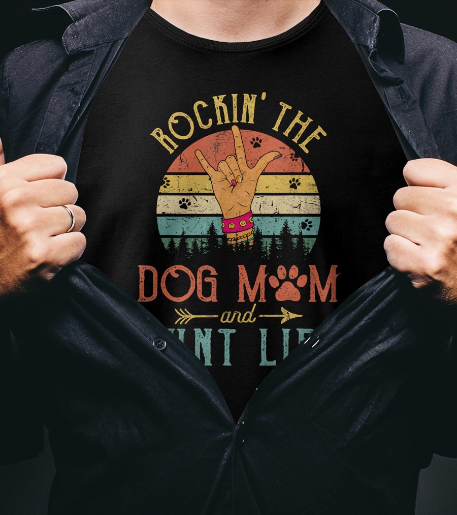 ROCKIN' THE DOG MOM AND AUNT LIFE Vintage Sunset Paw Print Peace Sign Retro Rainbow T-Shirt