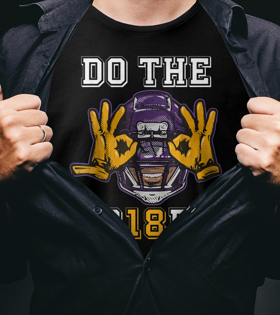 DO THE GRIDDY 18 Football Helmet Hands Gesture T-Shirt