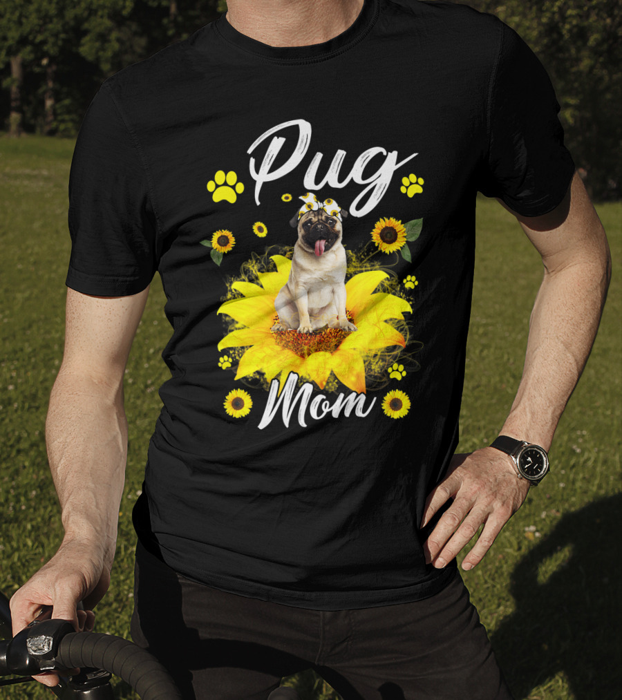 Pug Mom Sunflower Dog Paw Graphics T-Shirt