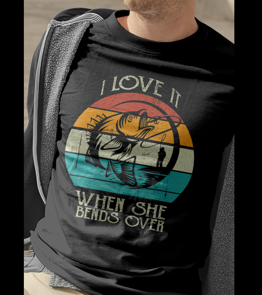 I Love It When She Bends Over Vintage Fishing Lover Retro Sunset T-Shirt