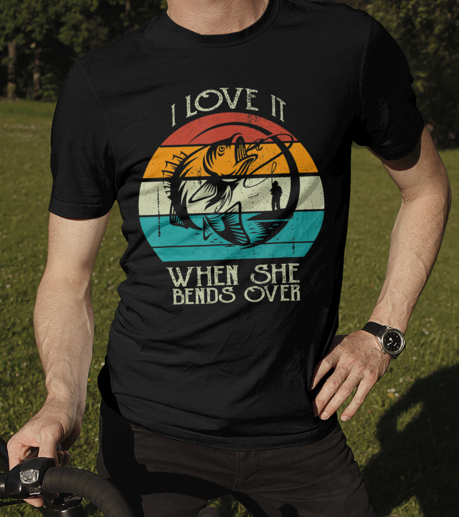 I Love It When She Bends Over Vintage Fishing Lover Retro Sunset T-Shirt
