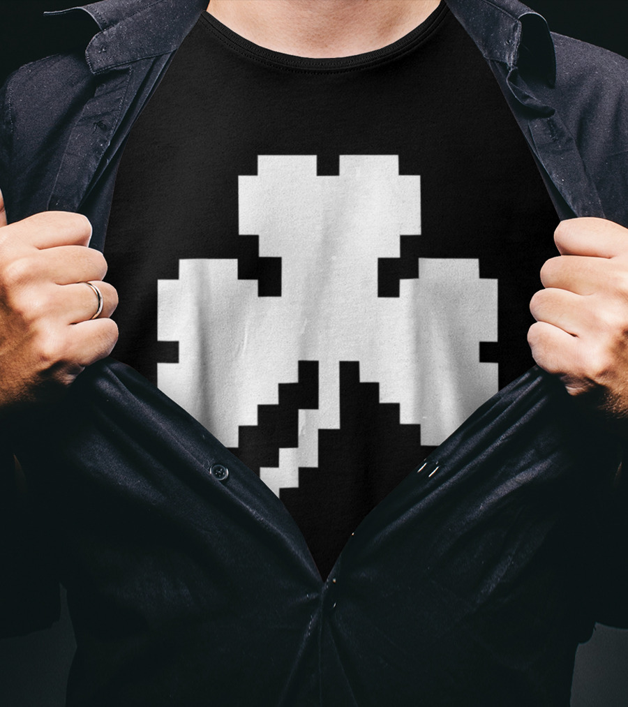 Clover Pixel Irish Shamrock Retro Gaming T-Shirt