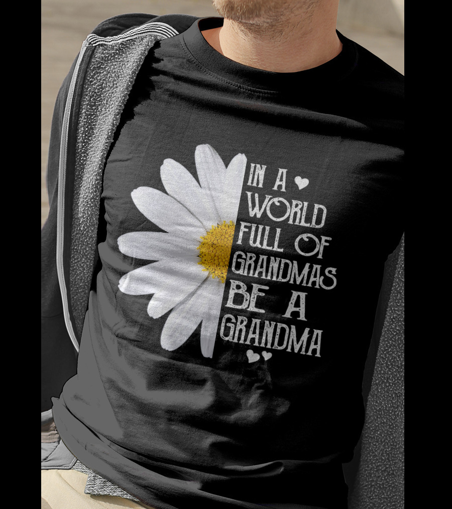 In A World Full Of Grandmas Be A Grandma White Daisy Flower With Hearts T-Shirt