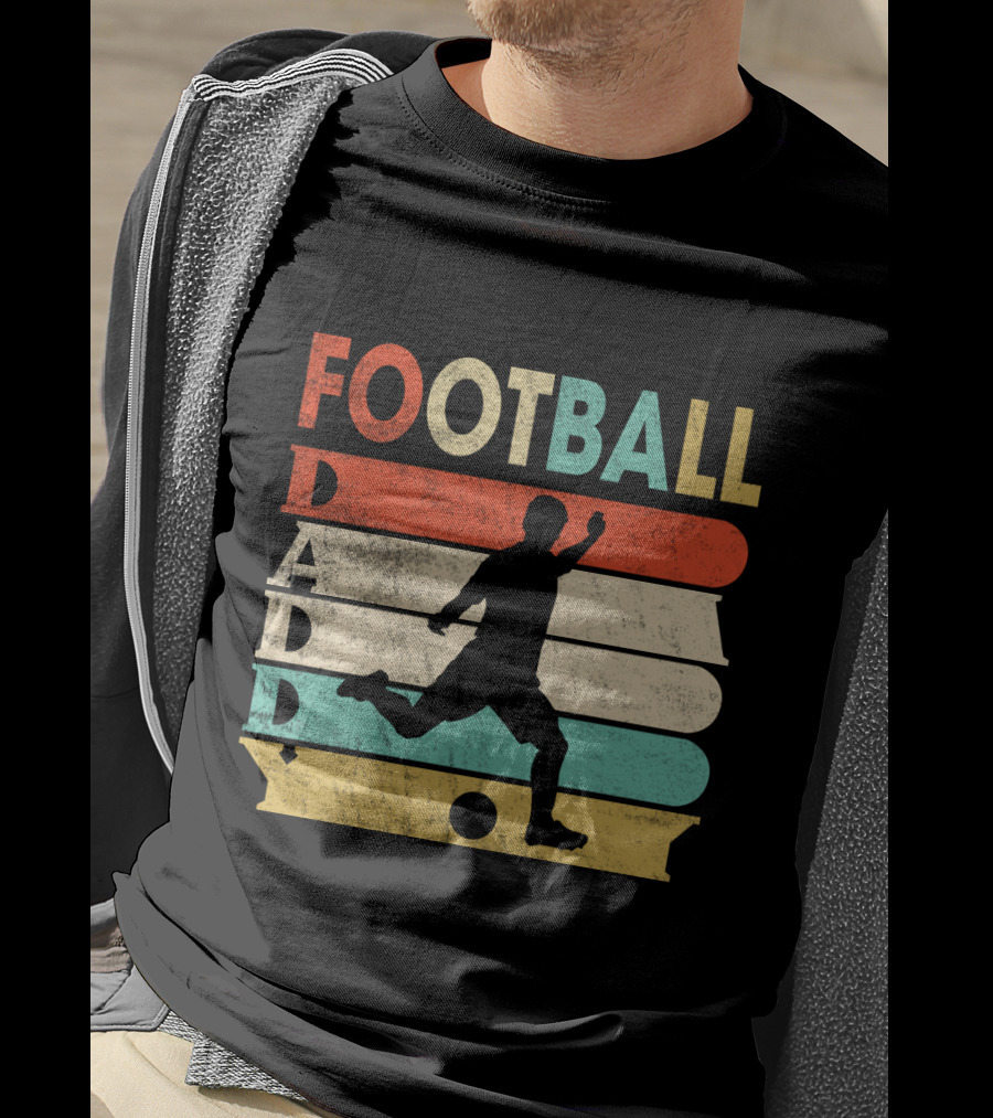 FOOTBALL DADDY Vintage Silhouette Soccer Kicking Retro Stripes T-Shirt