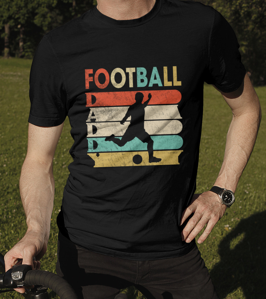 FOOTBALL DADDY Vintage Silhouette Soccer Kicking Retro Stripes T-Shirt