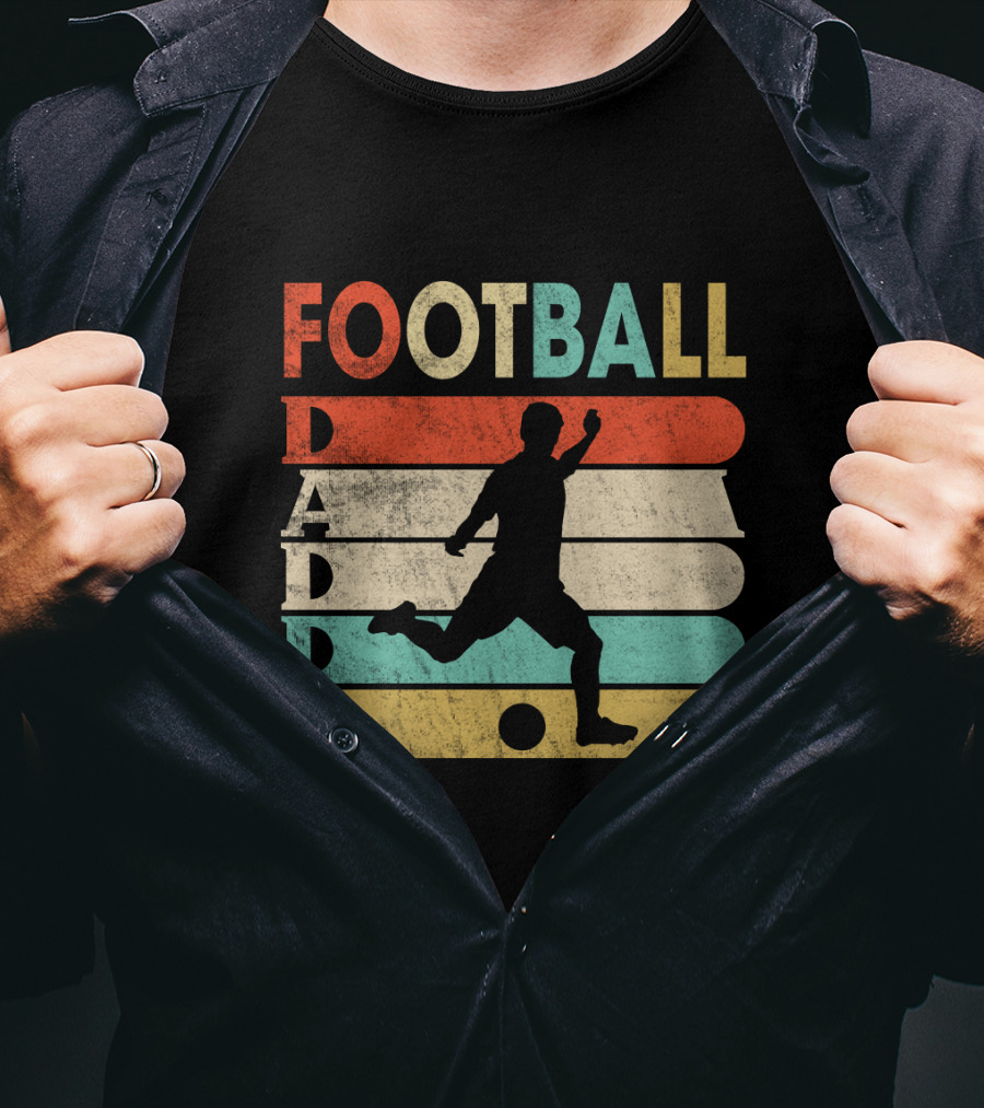 FOOTBALL DADDY Vintage Silhouette Soccer Kicking Retro Stripes T-Shirt