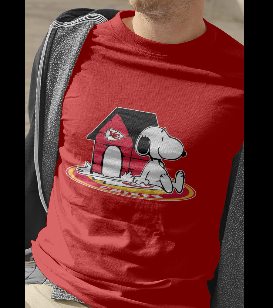 Kansas City Chiefs Snoopy Doghouse Football Fan Forever T-Shirt