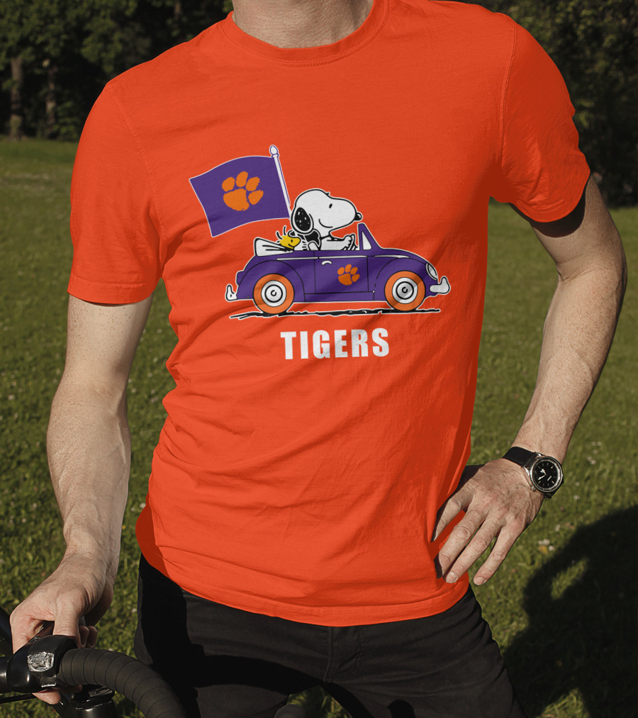 Clemson Tigers Snoopy Driving With Woodstock In Purple Car T-Shirt