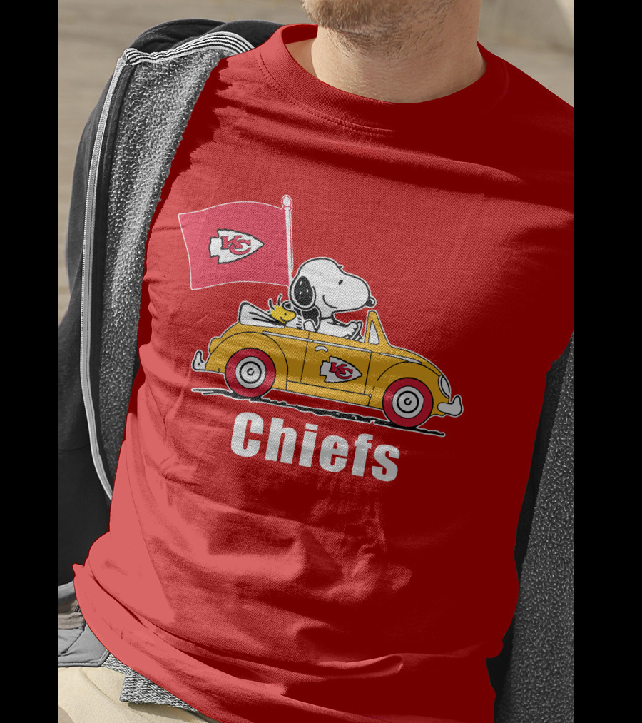 Kansas City Chiefs Snoopy Riding With Woodstock In Yellow Car T-Shirt