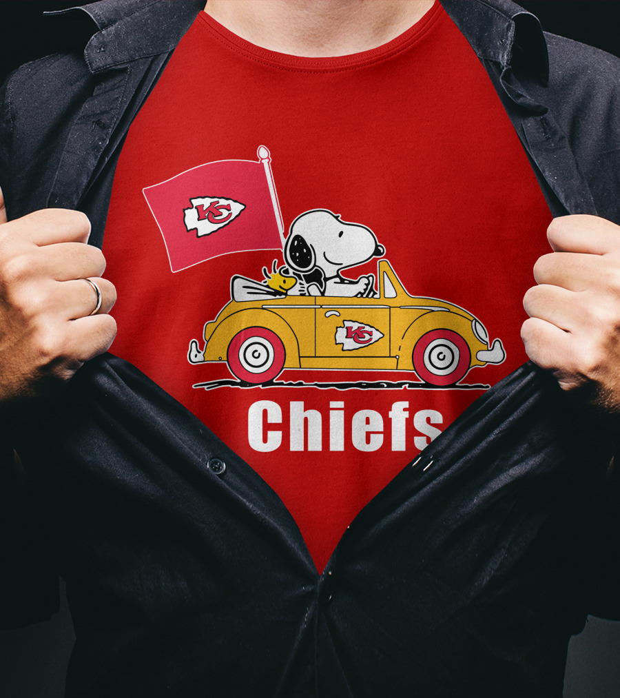 Kansas City Chiefs Snoopy Riding With Woodstock In Yellow Car T-Shirt