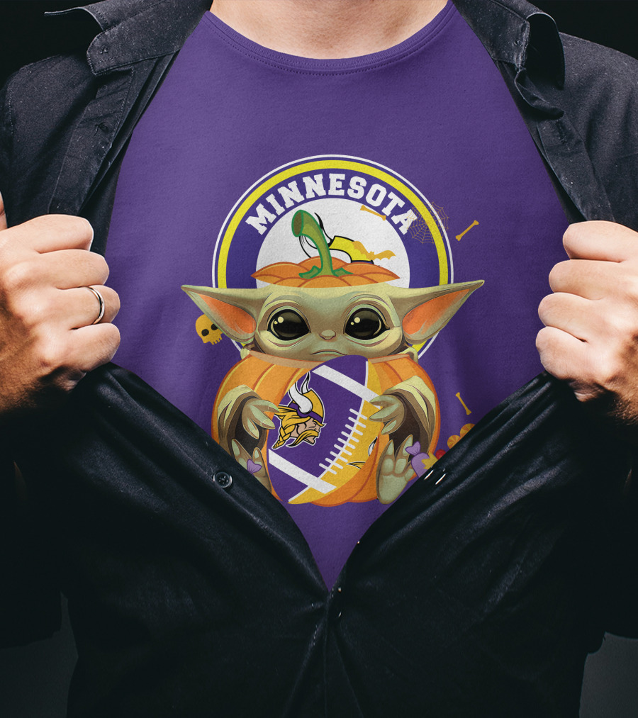 Halloween Pumpkin Baby Yoda Minnesota Vikings Hug T-Shirt