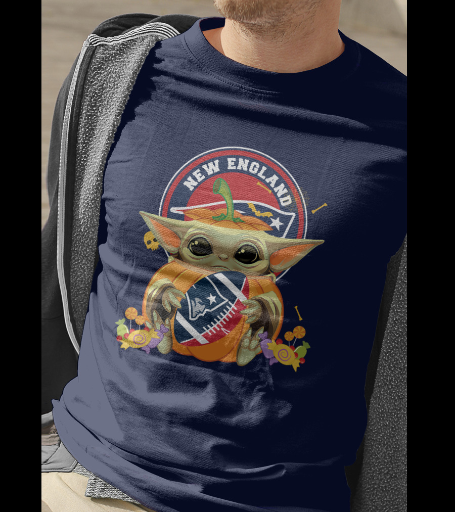 Halloween Pumpkin Baby Yoda Holding New England Patriots Football T-Shirt