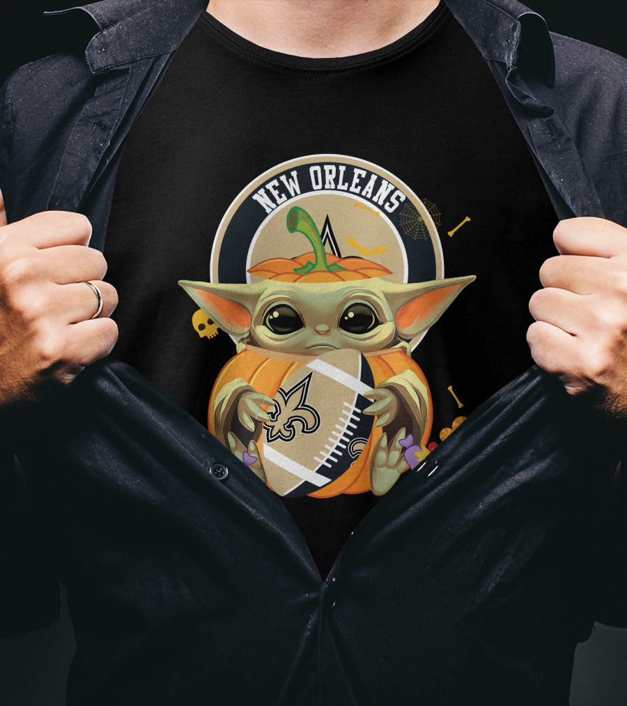Halloween Pumpkin Baby Yoda Hug New Orleans Saints Football T-Shirt