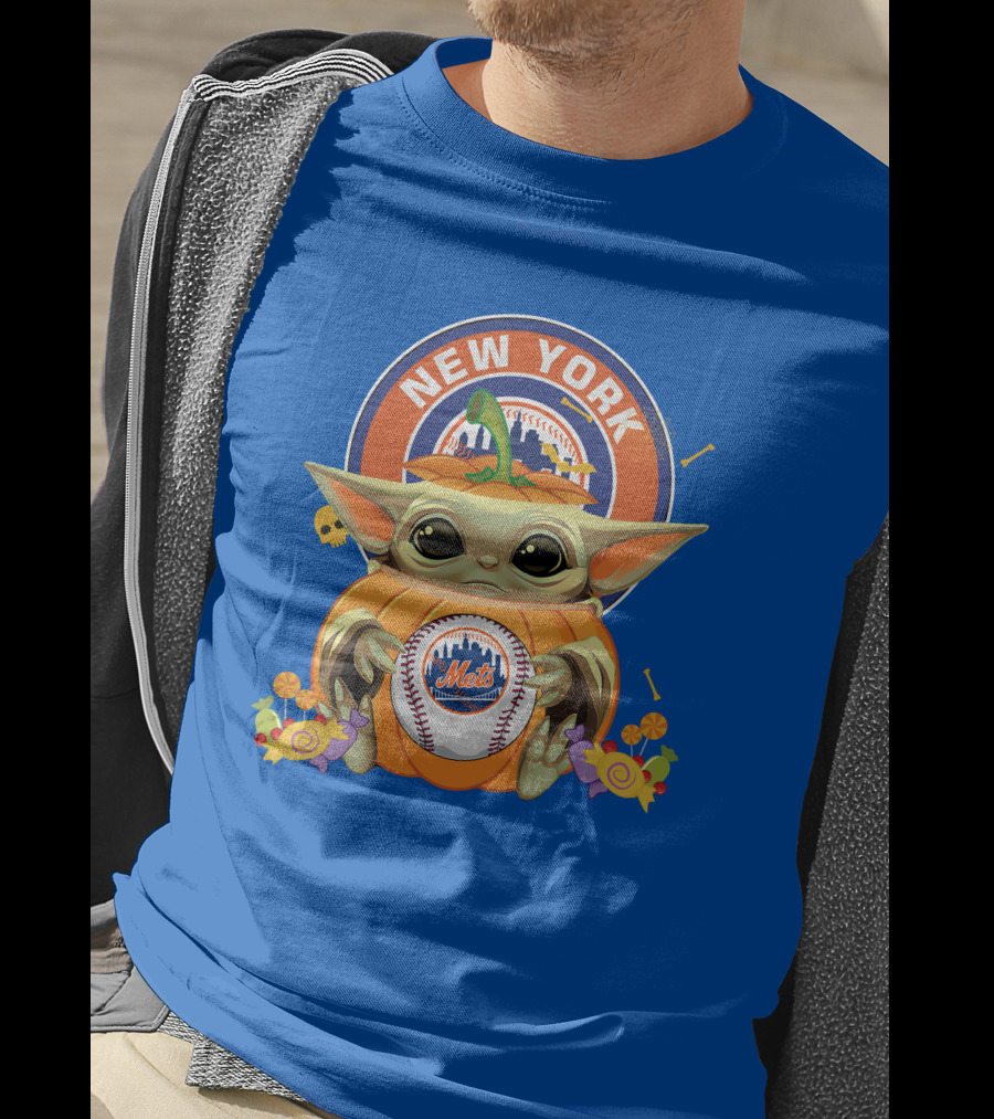 Halloween Pumpkin Baby Yoda Holding New York Mets Baseball With City Skyline T-Shirt