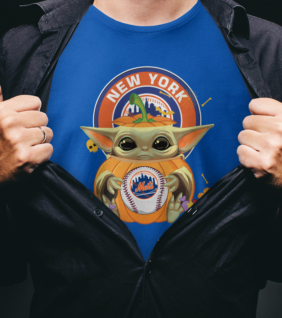 Halloween Pumpkin Baby Yoda Holding New York Mets Baseball With City Skyline T-Shirt