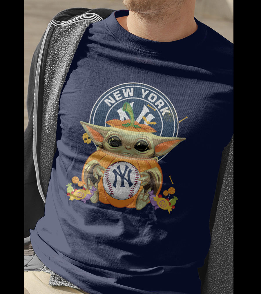 Halloween Pumpkin Baby Yoda Holding New York Yankees Baseball T-Shirt