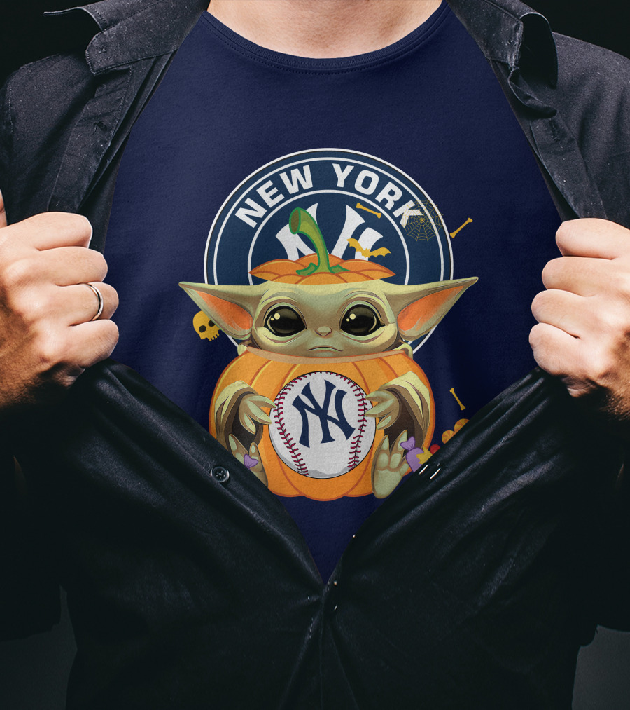 Halloween Pumpkin Baby Yoda Holding New York Yankees Baseball T-Shirt