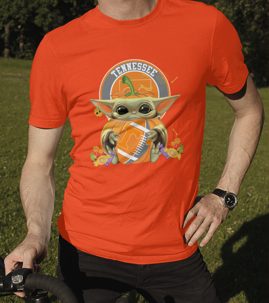 Tennessee Volunteers Halloween Pumpkin Baby Yoda Hug Football T-Shirt