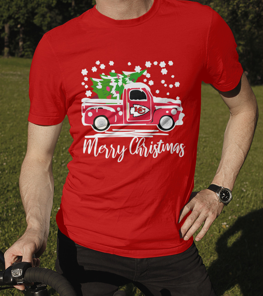 Kansas City Chiefs Vintage Truck Merry Christmas Snowflakes T-Shirt