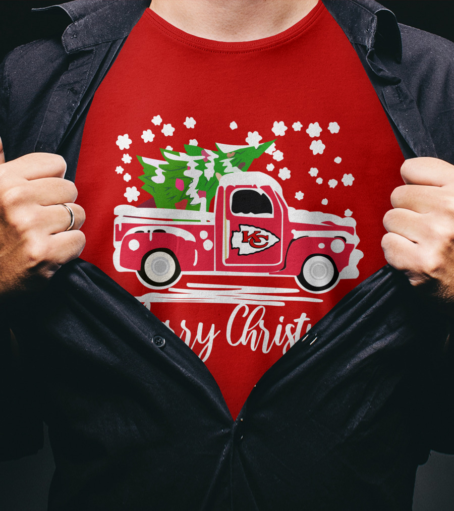 Kansas City Chiefs Vintage Truck Merry Christmas Snowflakes T-Shirt