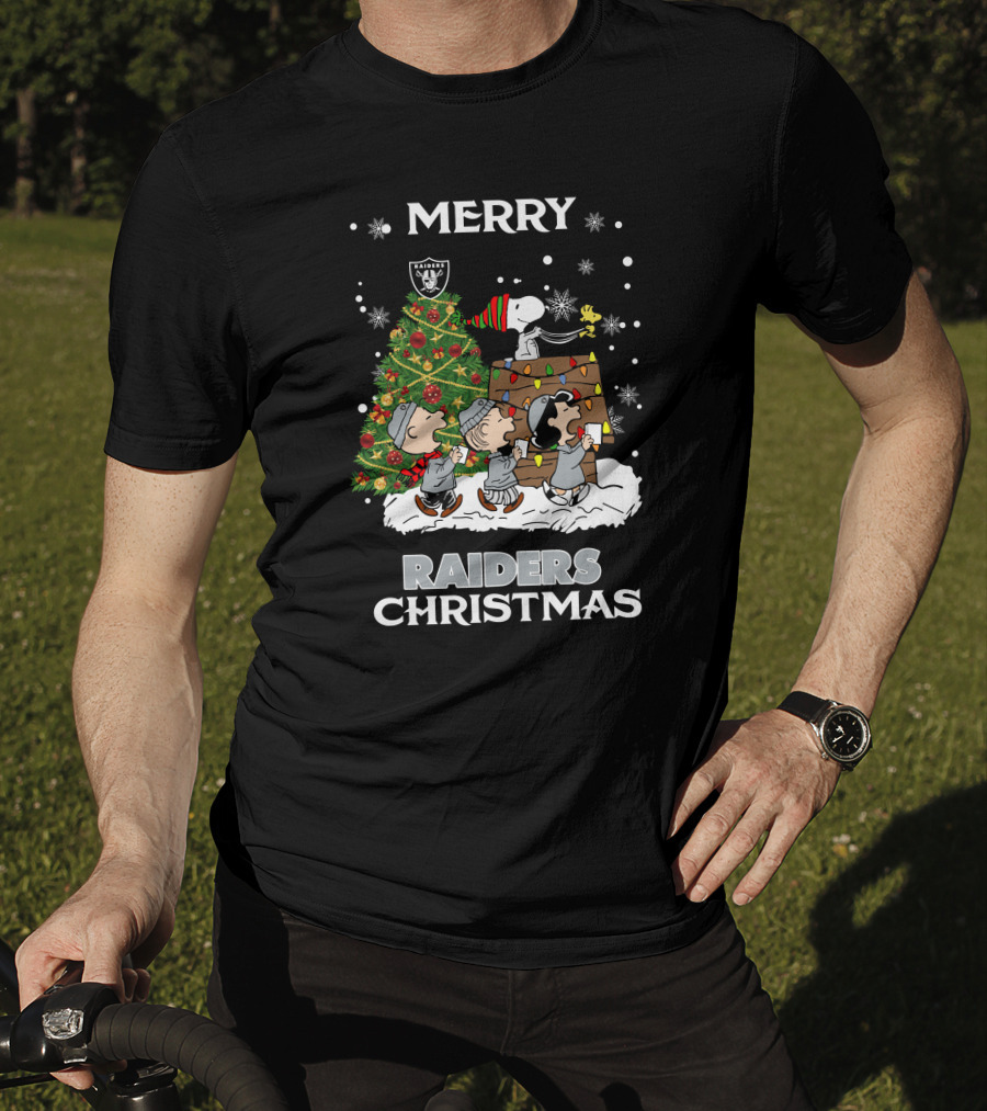 Merry Raiders Christmas Snoopy Peanuts Las Vegas Christmas Tree T-Shirt