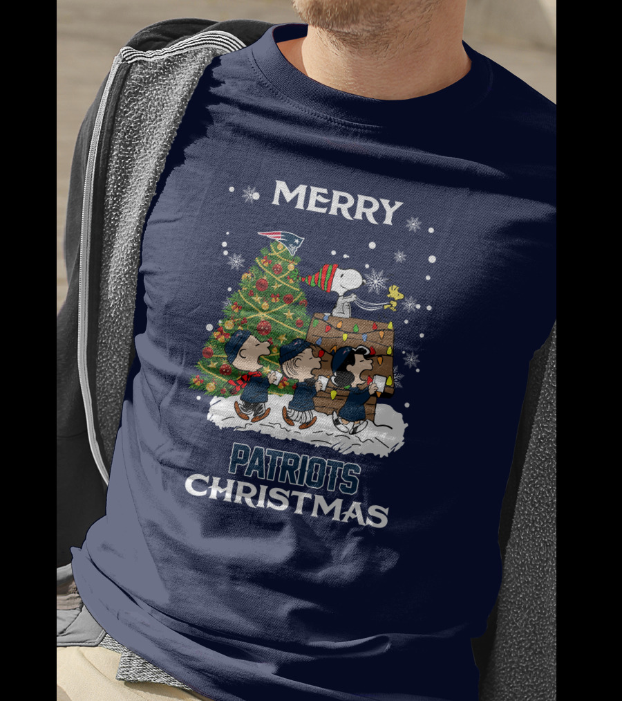 Merry New England Patriots Christmas With Peanuts Characters And Tree T-Shirt