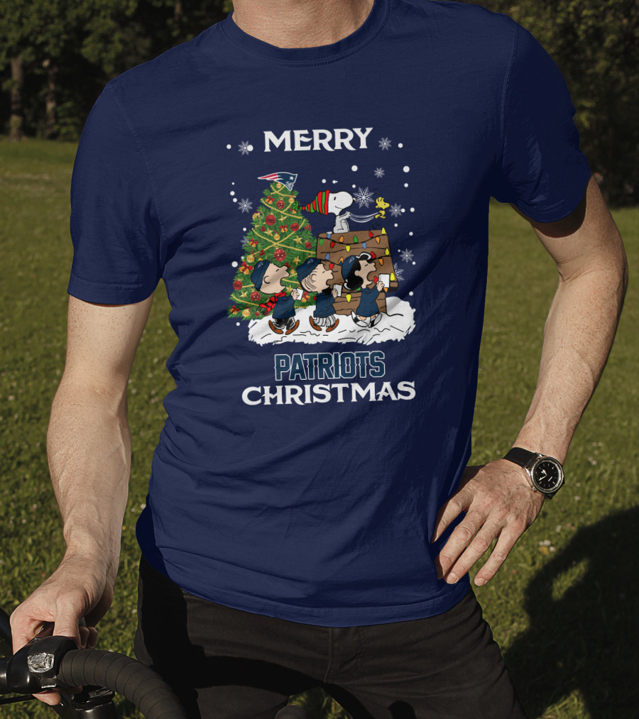 Merry New England Patriots Christmas With Peanuts Characters And Tree T-Shirt