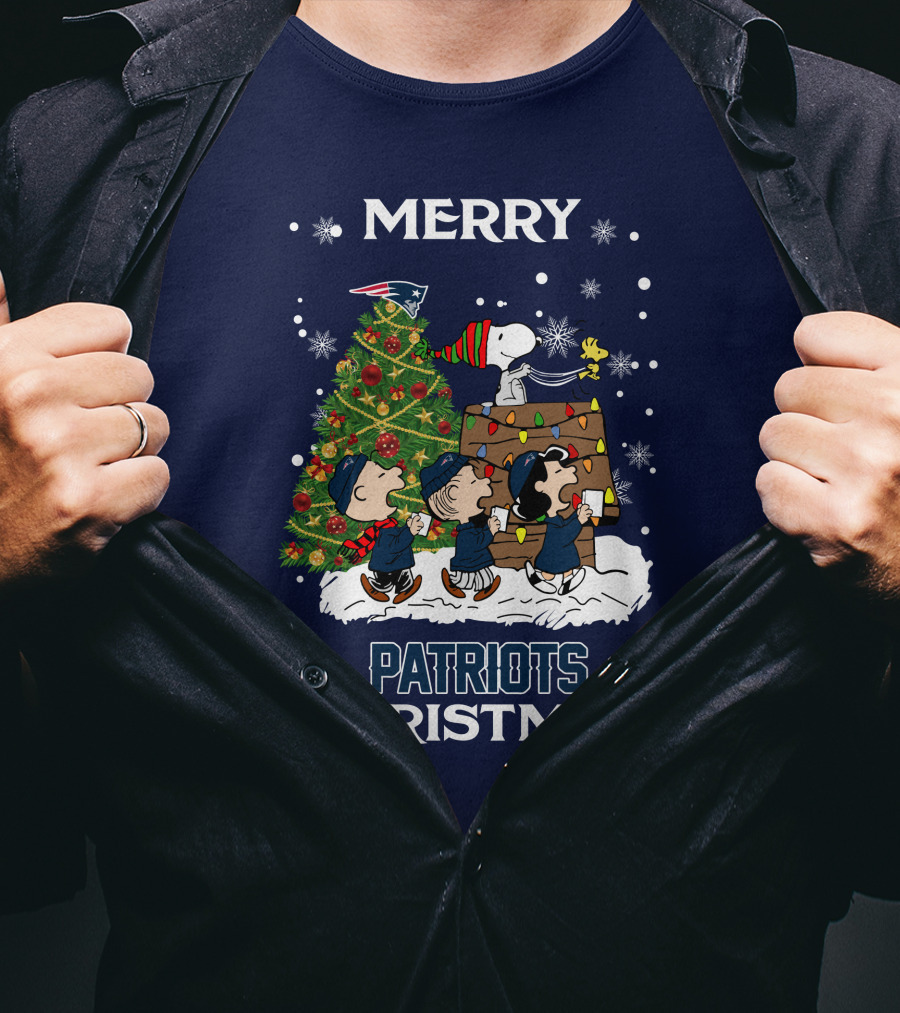Merry New England Patriots Christmas With Peanuts Characters And Tree T-Shirt