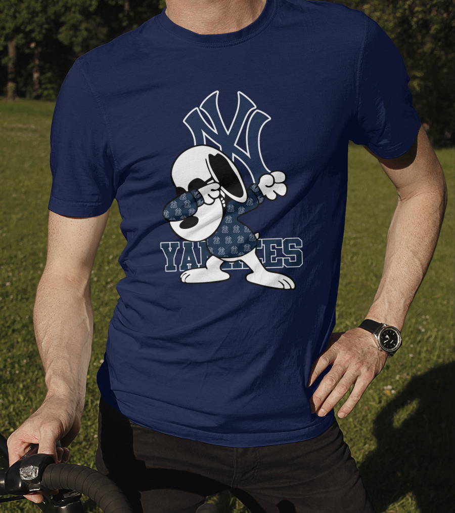 Snoopy Dabbing New York Yankees Logo Yankees T-Shirt