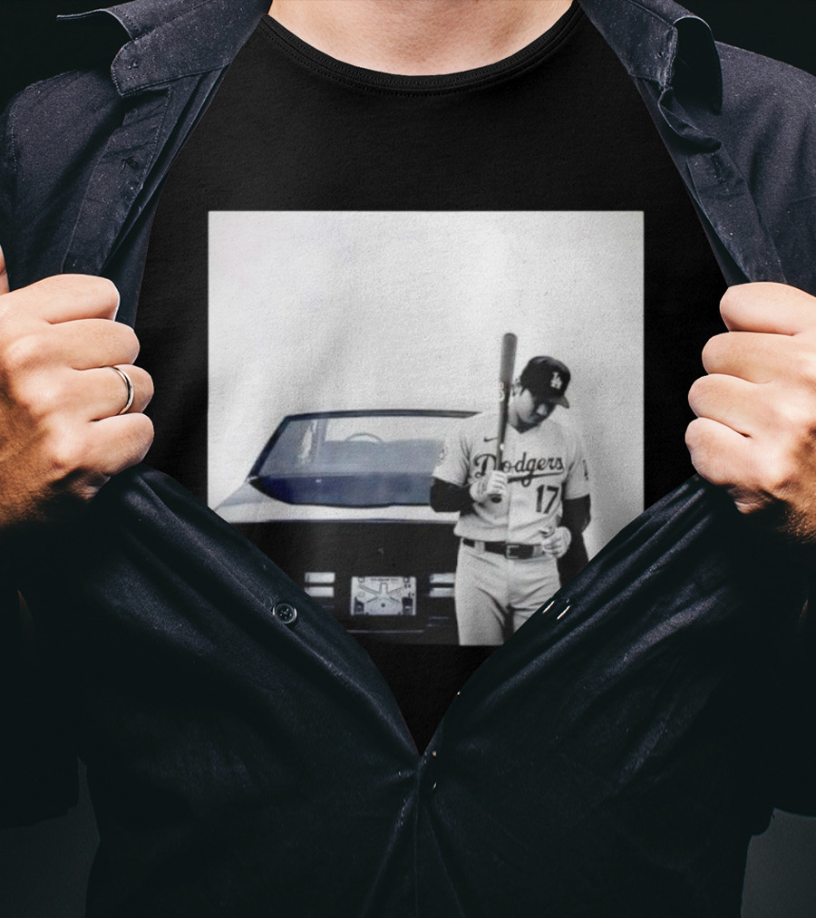 Shohei Ohtani Los Angeles Dodgers Baseball Pose Vintage Car Scene T-Shirt