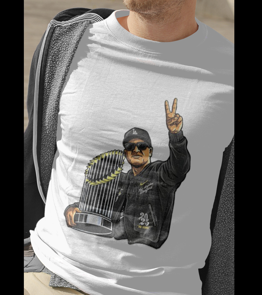Dave Roberts Los Angeles Dodgers World Series Trophy 2025 Victory Sign T-Shirt
