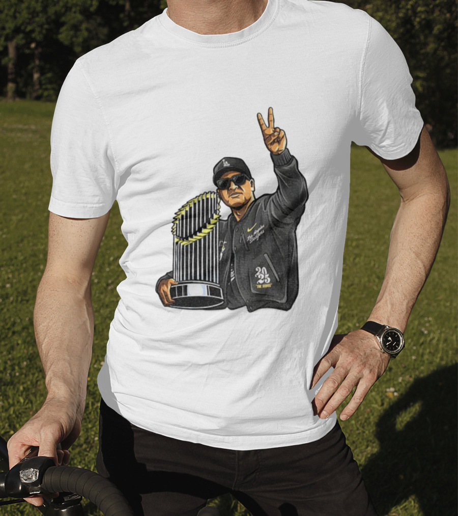 Dave Roberts Los Angeles Dodgers World Series Trophy 2025 Victory Sign T-Shirt