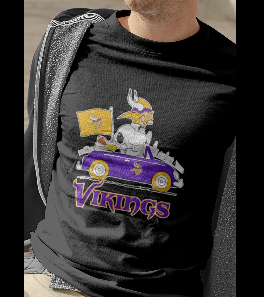 Minnesota Vikings Snoopy Woodstock Driving Purple Car Fan Art T-Shirt