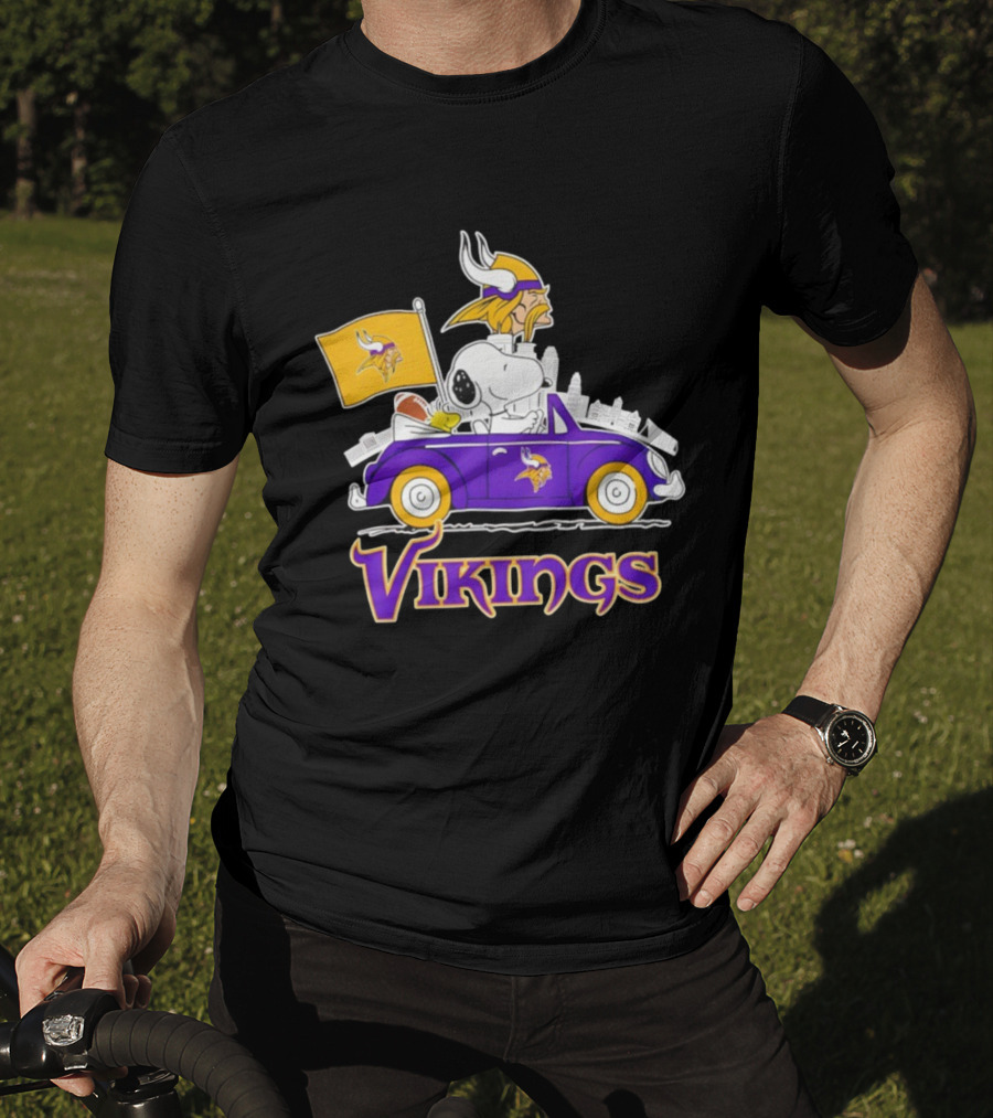 Minnesota Vikings Snoopy Woodstock Driving Purple Car Fan Art T-Shirt