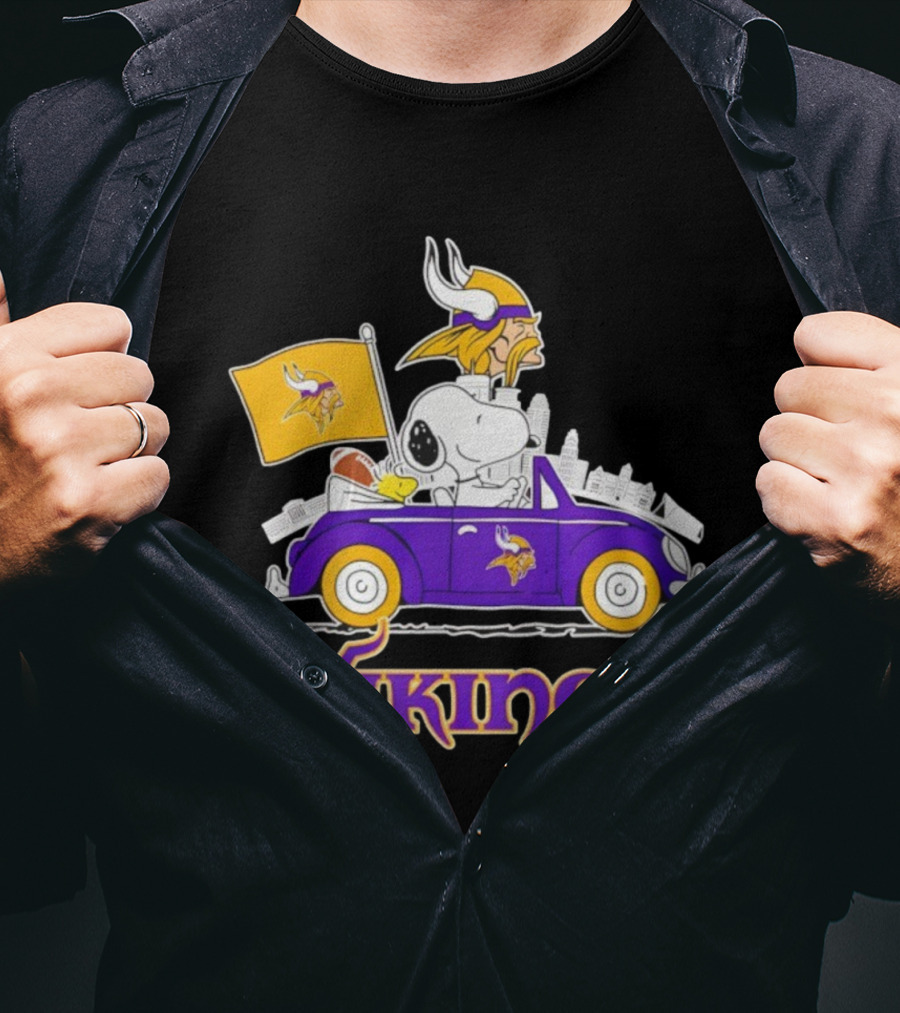 Minnesota Vikings Snoopy Woodstock Driving Purple Car Fan Art T-Shirt